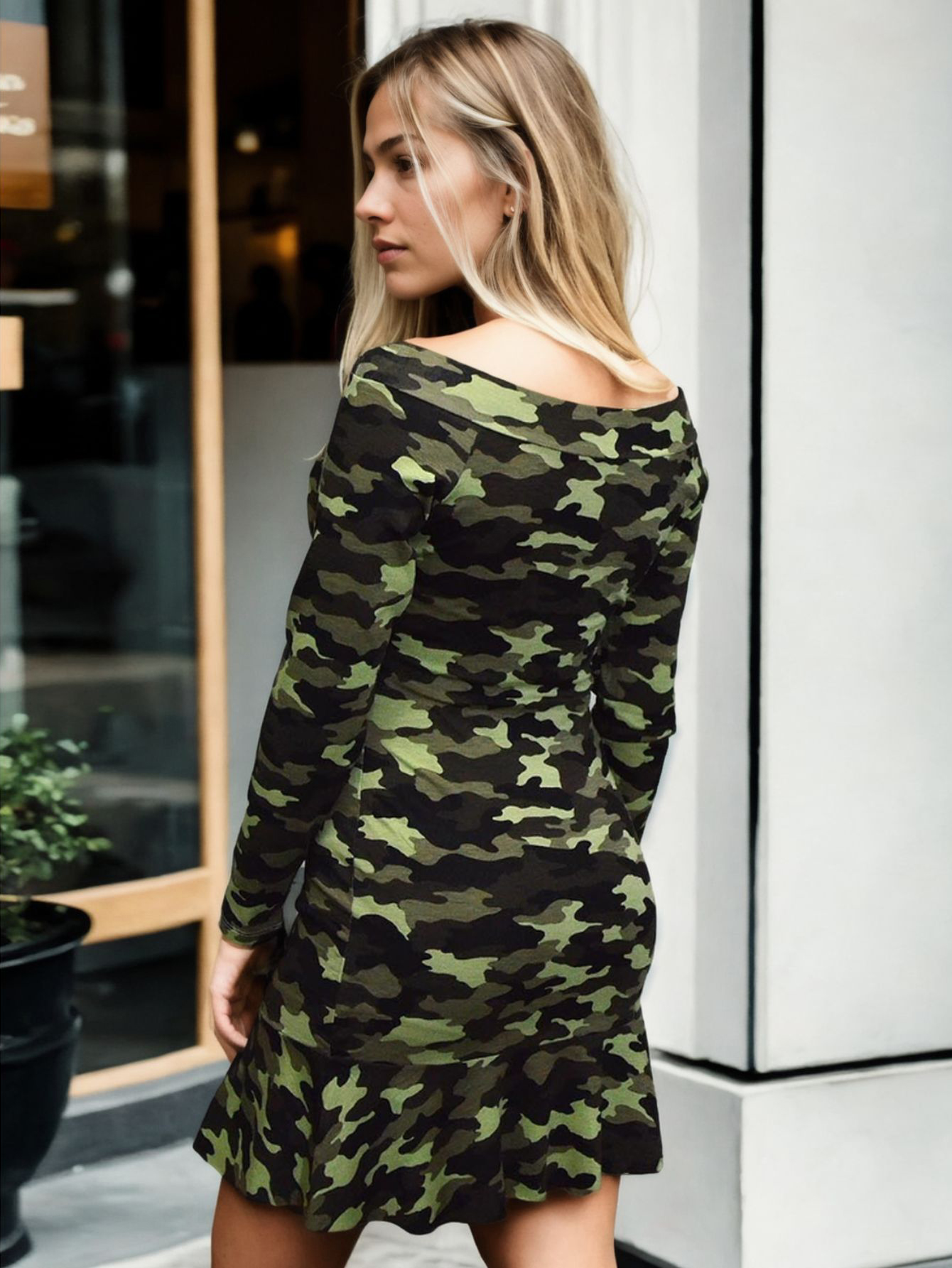 Vestido Curto Manga Longa Estampa Militar — imagem 2